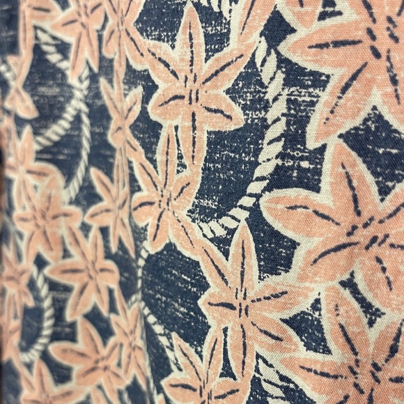 Vineyard Vines Men's Shirt with Pink and Blue Leaf Pattern - Picture 4 of 6